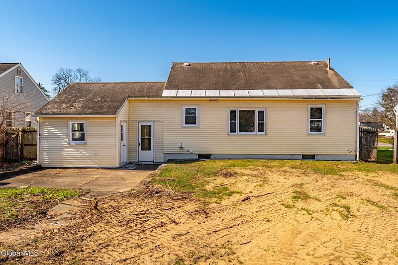 5th image of 2088 Caldicott Road