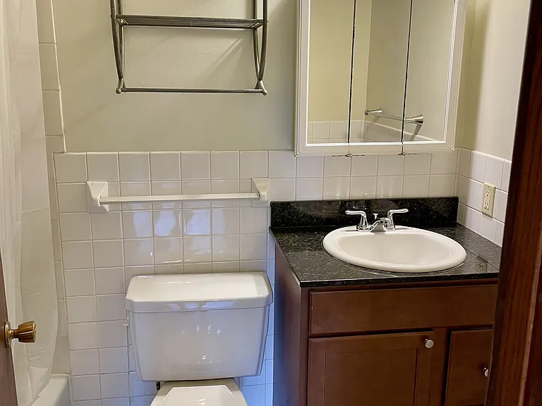 Como Lakes Apartments — Photo 14