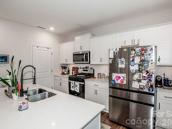 3rd image of 126 N Hill Ln