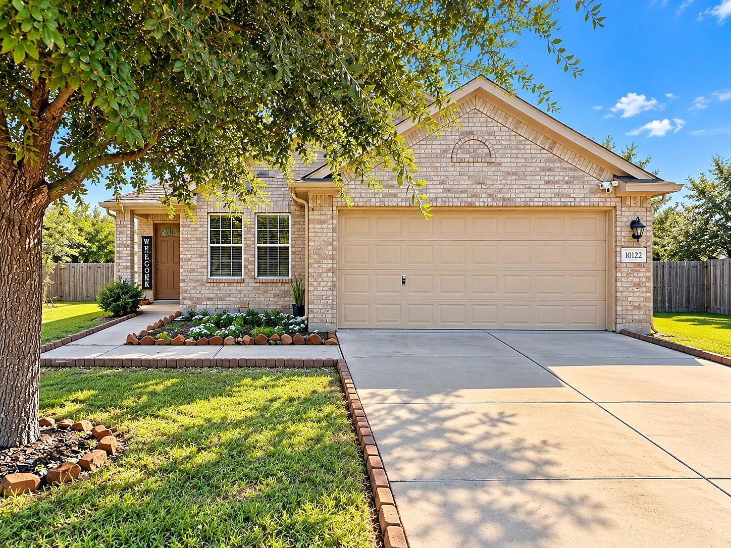 3 bed, 2.0 bath, 1915 sqft, $1,895 — Photo 1
