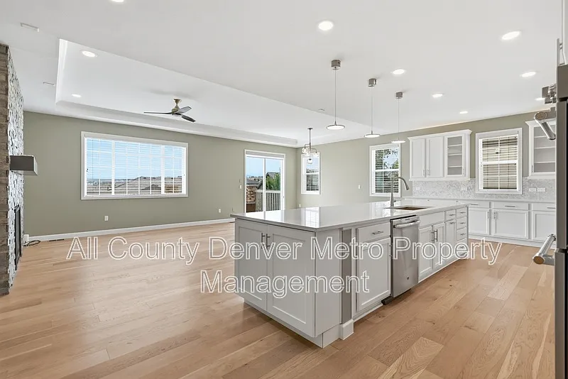 4 bed, 3.0 bath, 4797 sqft, $4,895 — Photo 4