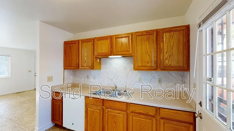 2 bed, 1.0 bath, 845 sqft, $1,200 — Photo 2