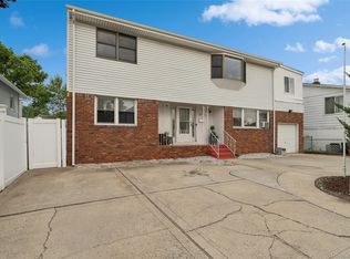 33 Newport Rd, Island Park, NY 11558