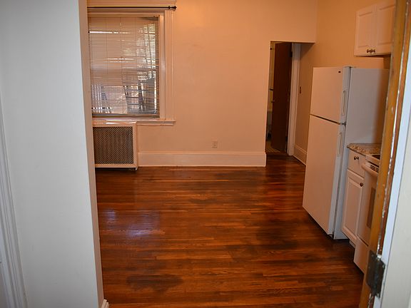 4th image of 12 Fuller St #5