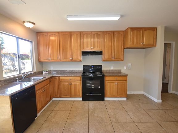 5th image of 591 Greenwood Dr