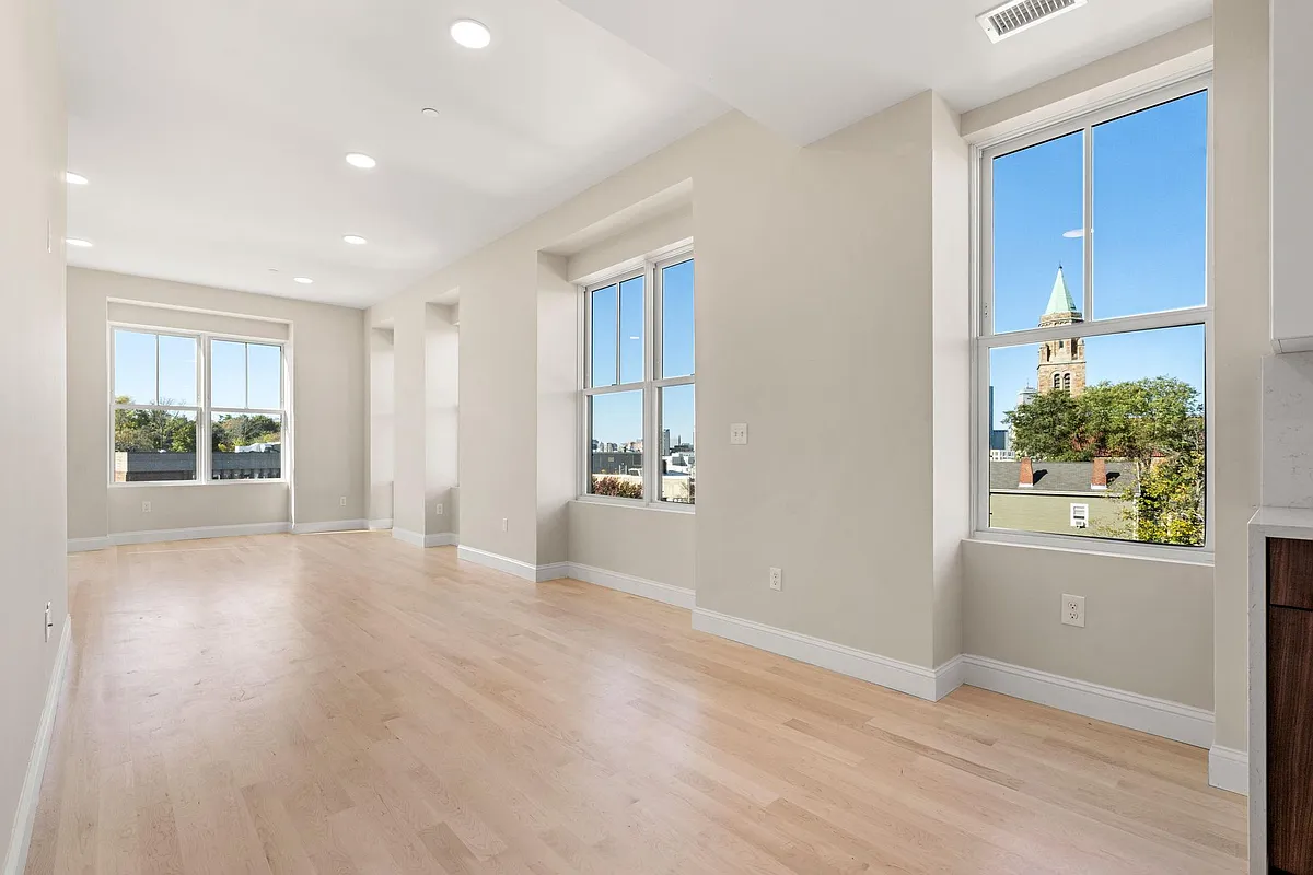 Building Photo - 124 Warren St #401