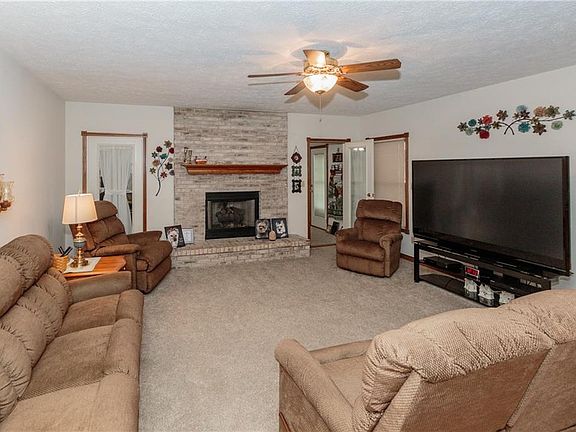4th image of 3251 W Meadowview Dr
