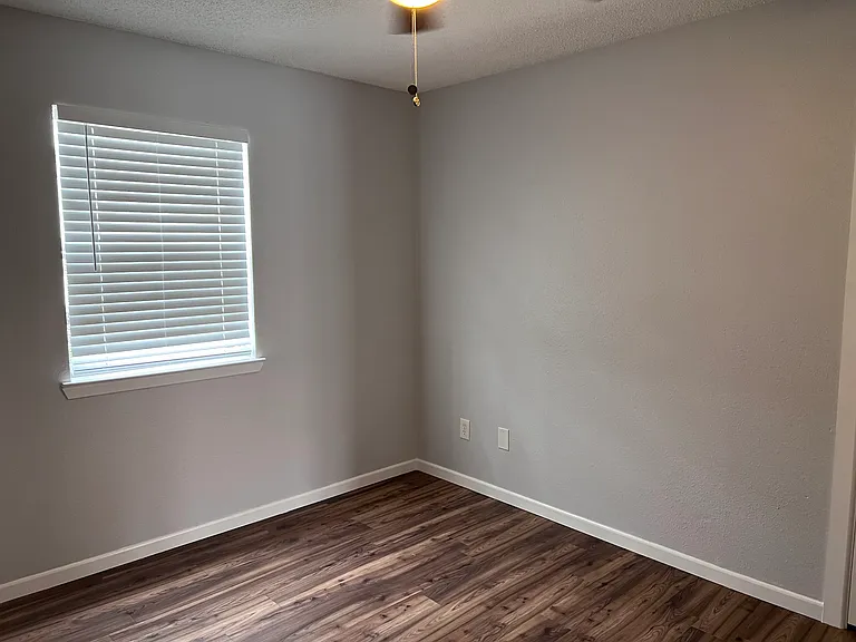 405 Root Ave #6 — Photo 8