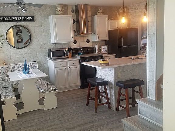 Kitchen with eat-in Nook