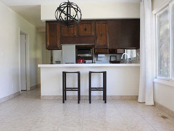 4th image of 427 Donze Ave