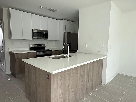 3rd image of 2526 Pierce St #7