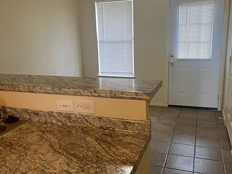 2204 Katy Ln — Photo 3