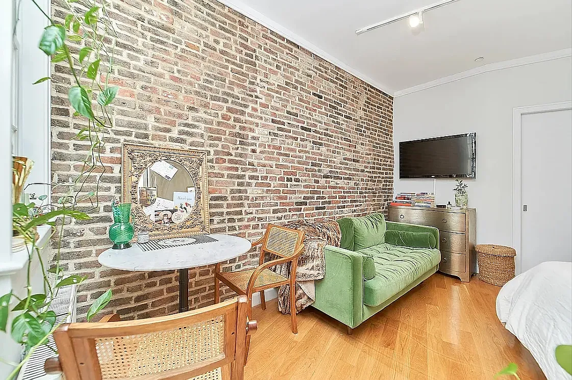 252 West 10th Street — Photo 2