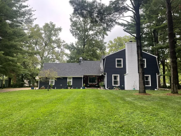 1206 W Lake Dr, Mahomet, IL 61853