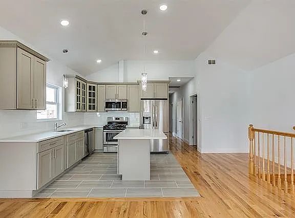 4th image of 170 Webster Ave #2