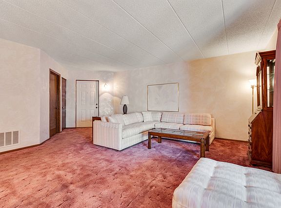 3rd image of 9753 Mill Dr E APT B1