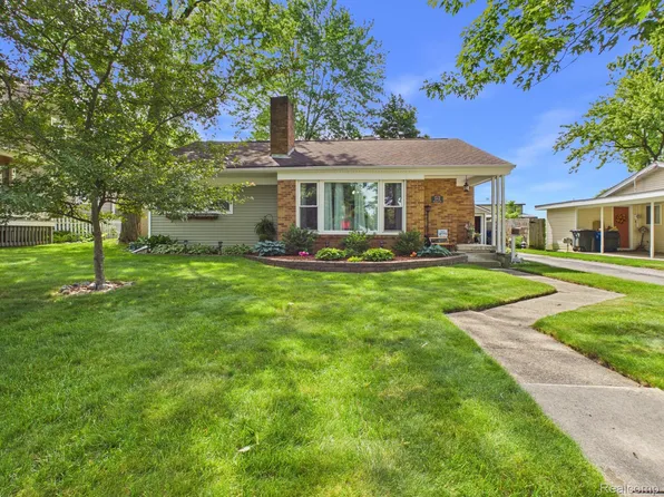 213 Sawyer St, Grand Blanc, MI 48439