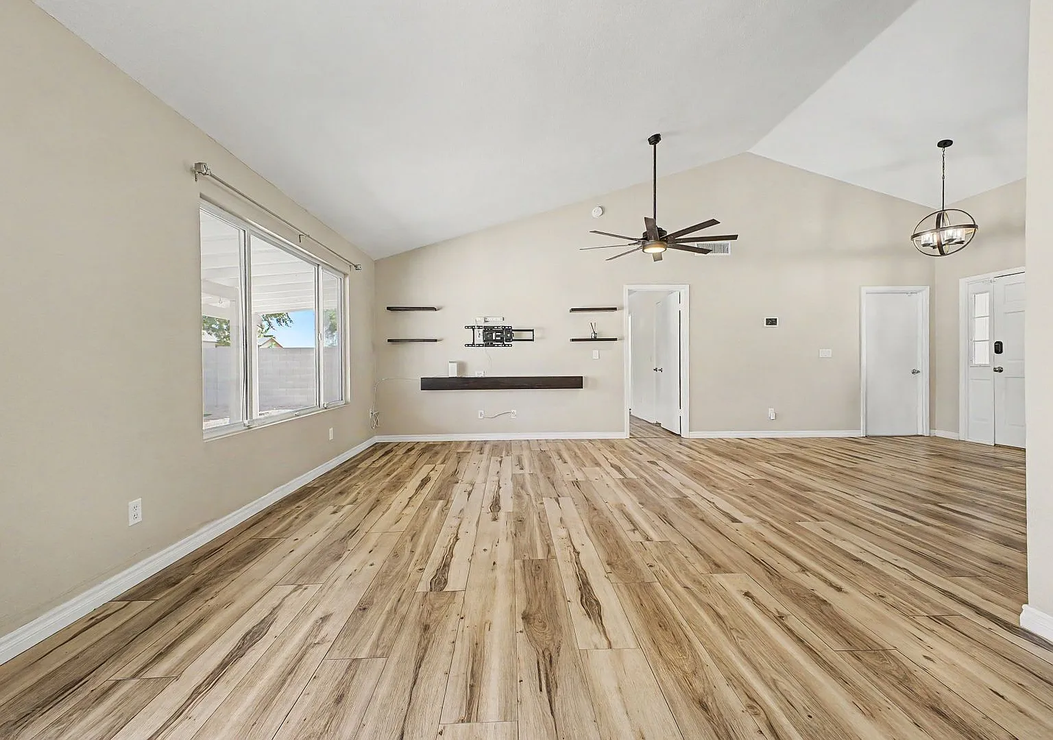 Non HOA 4 Bedroom, 2 Bathroom with Pool in Phoenix — Photo 4