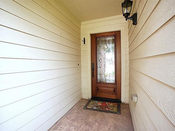 Covered front porch and beautiful glass front door greets your guests. Let's go inside!