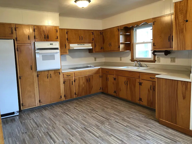 109 E Smith St — Photo 4