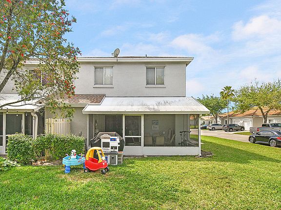 5th image of 1352 SW 47th Avenue