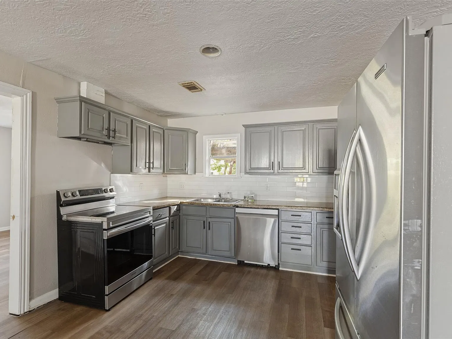 3 bed, 2.0 bath, 1420 sqft, $1,800 — Photo 3