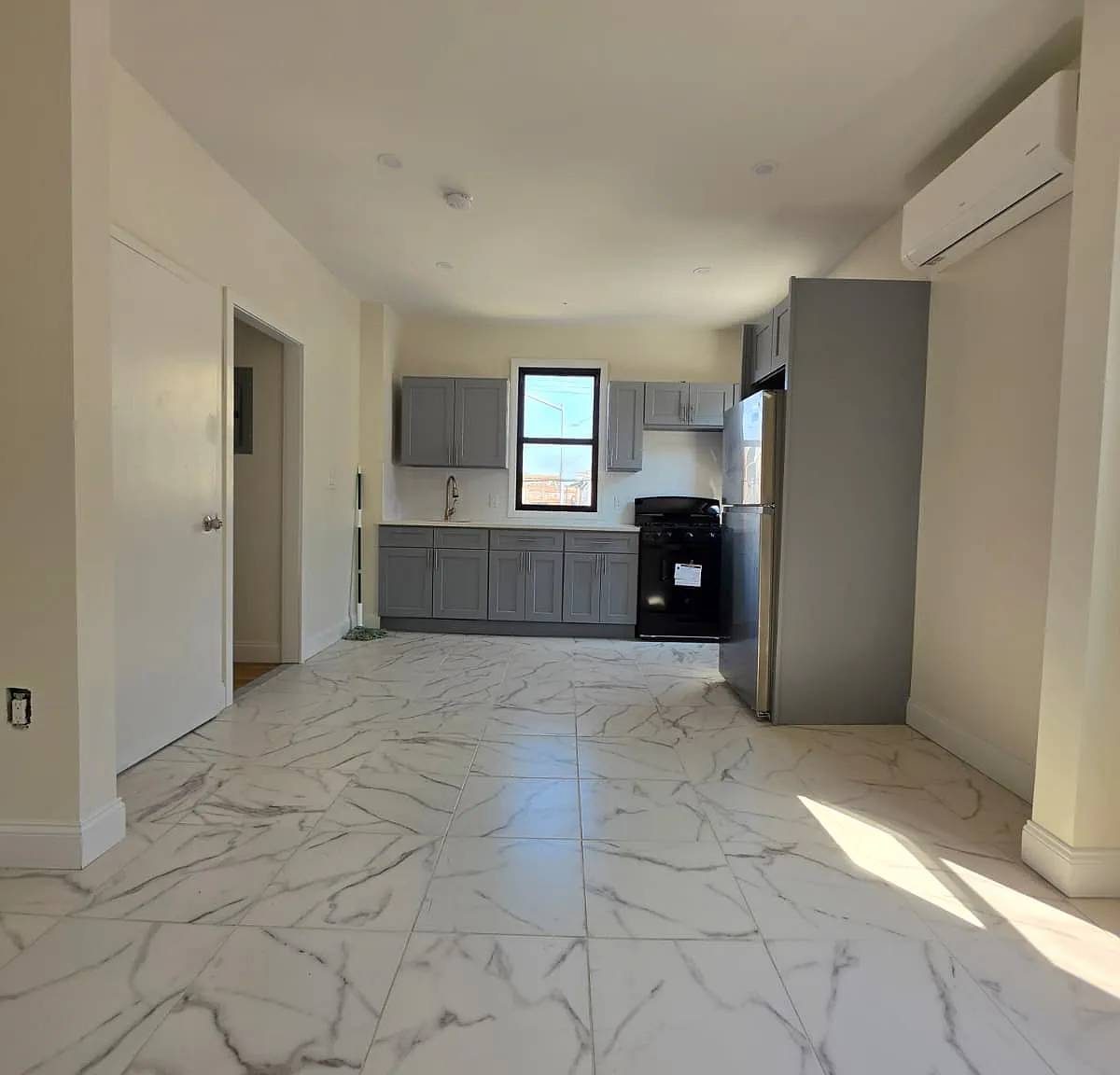 3 bed, 1000 sqft, $3,100 — Photo 1
