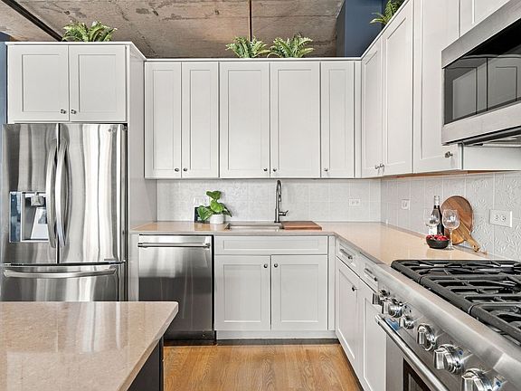 5th image of 1000 W Adams St APT 607