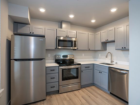 5th image of 638 N Trafton St #411