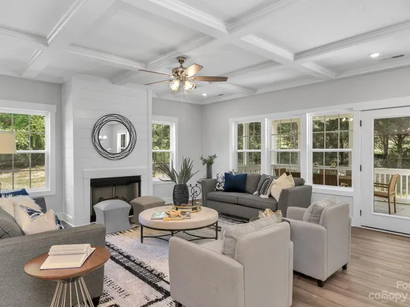1086 Sage Pine Cir, Clover, SC 29710