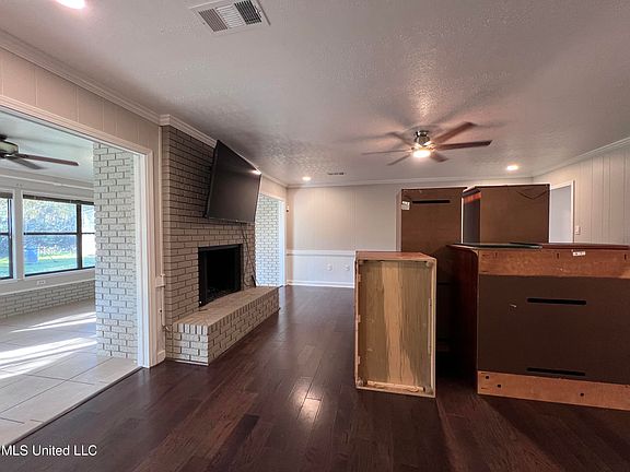 4th image of 710 Parkwood Dr