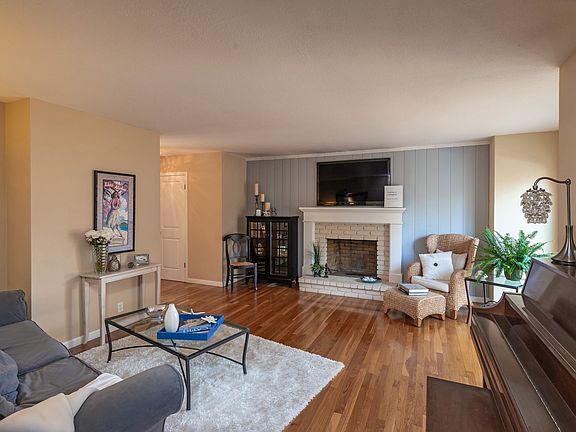 4th image of 104 Westmoor Ct