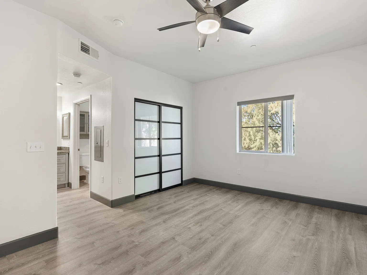 521 E Mission Ln — Photo 4