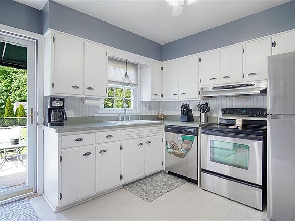 5th image of 968 Vine St