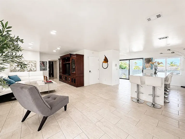 2710 Hibiscus Dr W — Photo 9