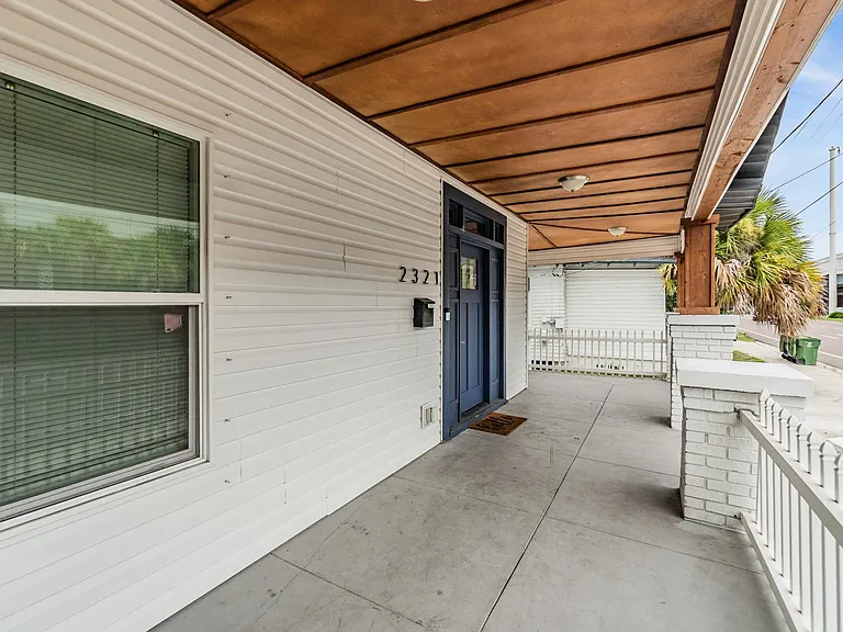 2321 W Green St — Photo 5