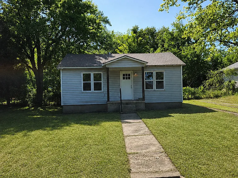 Bungalow with Lg back fenced yard. Tenant must keep up yard.