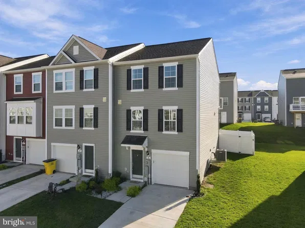 40 Clifton Mnr, Falling Waters, WV 25419