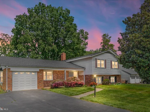 721 W Country Club Dr, Purcellville, VA 20132