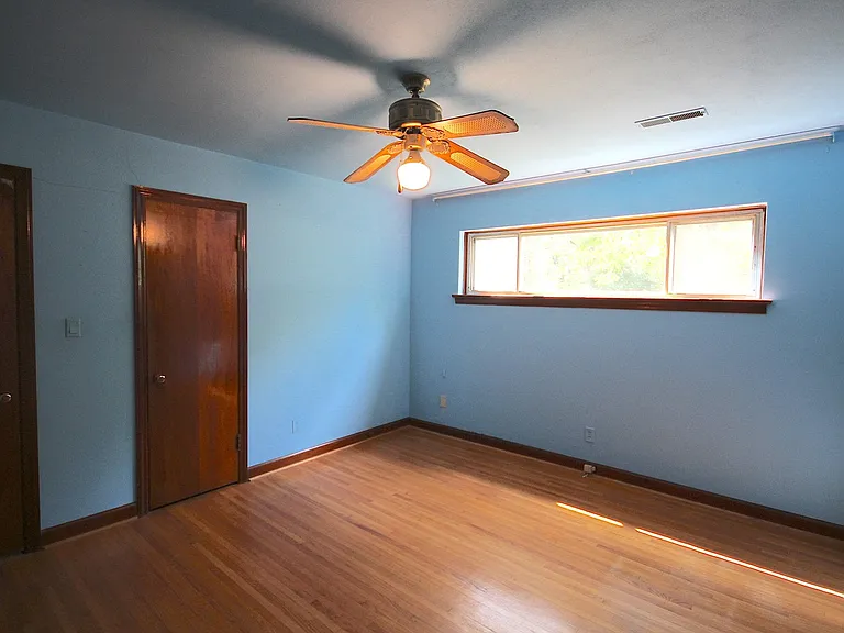 1501 Akins Dr — Photo 10