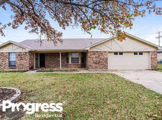 7004 Meadow Park S, North Richland Hills, TX 76180