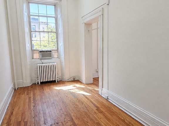 5th image of 20 W Franklin St APT 5