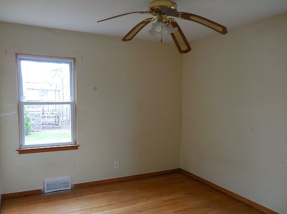 4th image of 562 Greenbay Ave