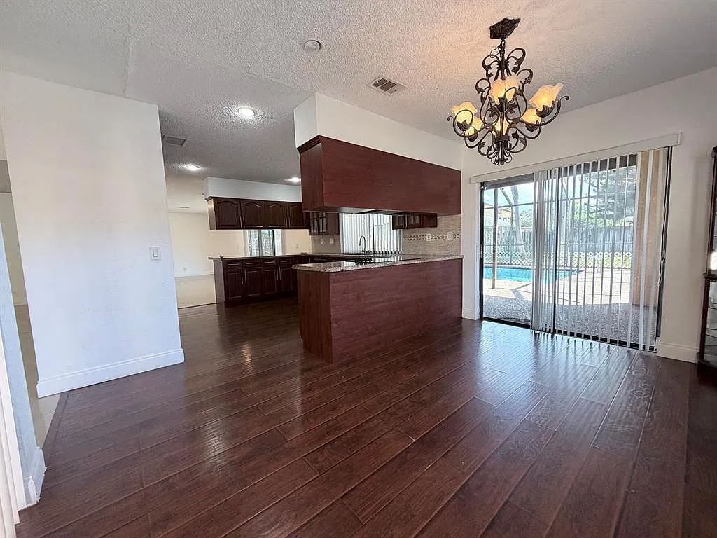 4 bed, 2.5 bath, 12761 sqft, $4,750 — Photo 2