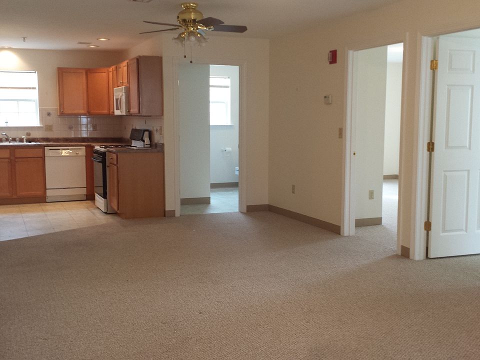 2nd image of 4 Tampa Dr #6