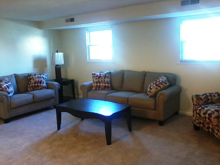 Royal Manor Apartments — Photo 18