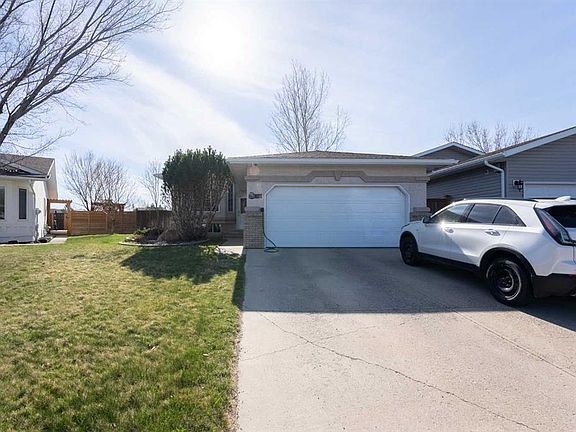 2nd image of 152 Mount Rundle Rd W