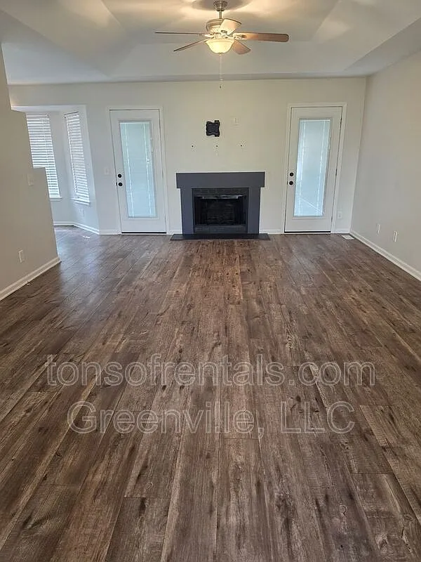 3 bed, 2.0 bath, 1600 sqft, $2,200 — Photo 2