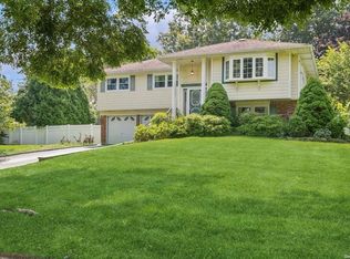 12 Daron Ln, Commack, NY 11725
