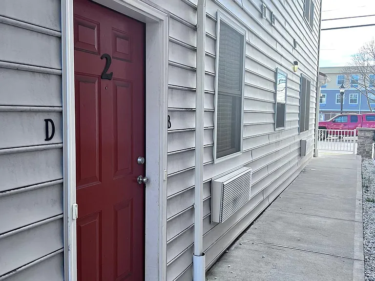 586 Roosevelt Ave #2C — Photo 4